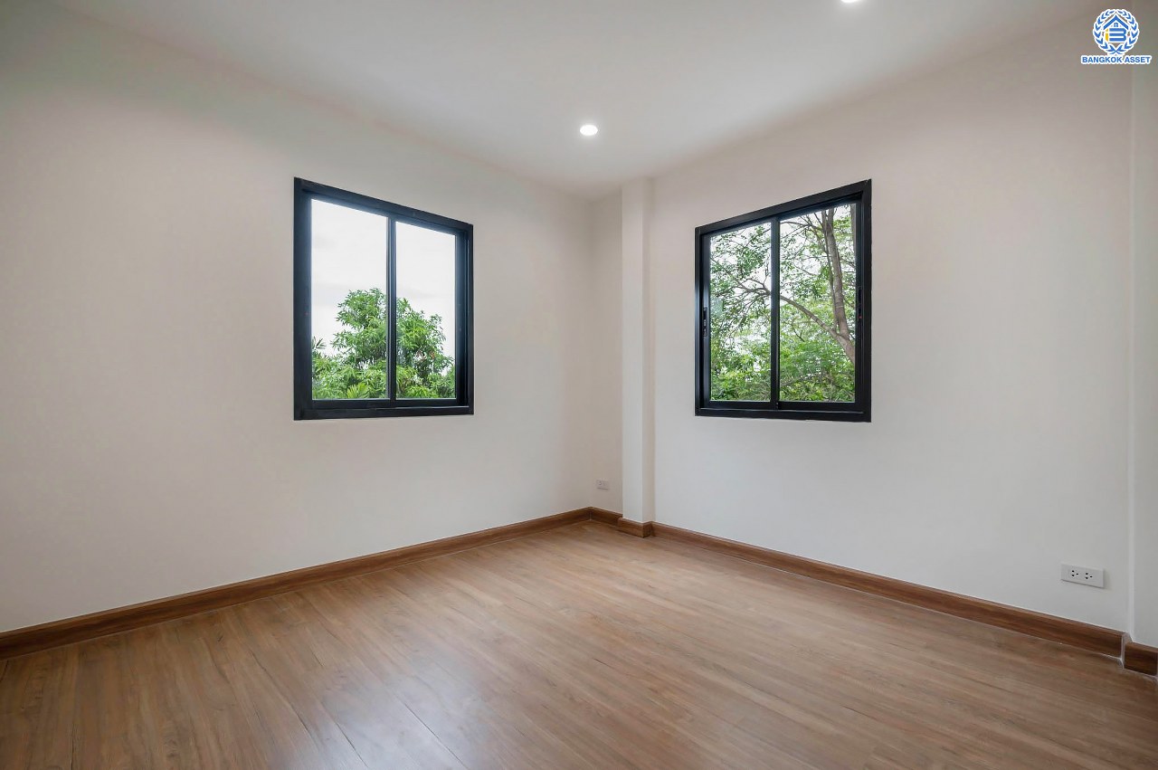 บ้านมือสองตกแต่งใหม่ คุณภาพแบรนด์ LH โครงการ ชลลดา บางบัวทอง เนื้อที่ 83 ตร.ว. ตกแต่งหรูหรา ฟังก์ชันจัดเต็ม 5 ห้องนอน 3 ห้องน้ำ จอดรถได้ 2 คัน พร้อม Facilities ครบ! บนทำเลคุณภาพ เชื่อมต่อได้หลายเส้นทาง ใกล้เซ็นทรัลเวสต์เกต และรถไฟฟ้า "สถานีบางพลู"